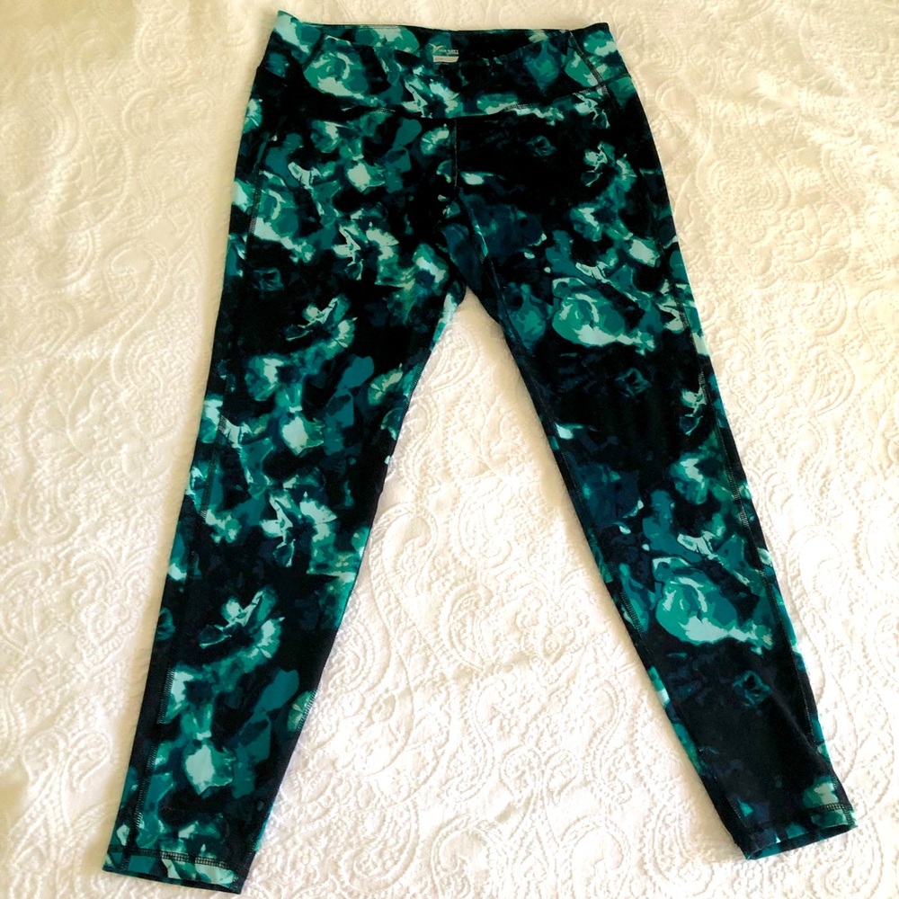 OLD NAVY Active Woman’s legging. Green, teal, white and black. XL